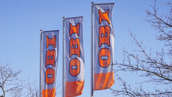 Flaggen des Baumarkts Obi wehen im Wind