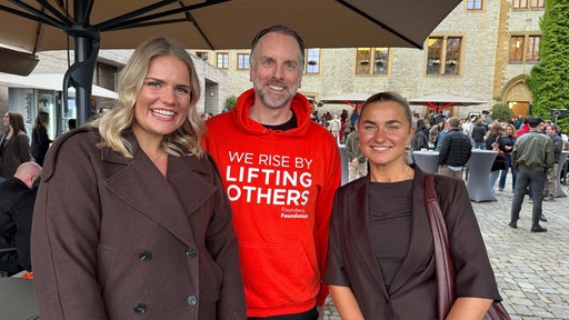 Lisa Marie Krätschmer, Dominik Gross und Nicola Graeber beim Pitch Day auf der Sparrenburg.
