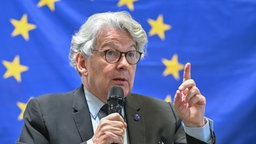 französischen EU-Kommissar Thierry Breton vor EU Flagge