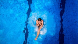 Person im Wasser eines Schwimmbeckens