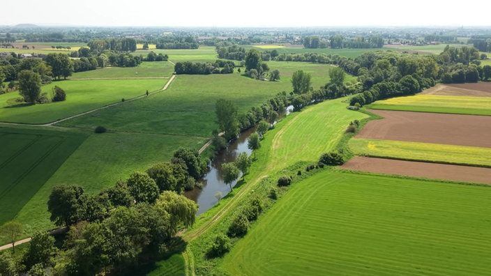 Luftaufnahme der Rur, die durch die Landschaft bei Wassenberg fließt, umgeben von Wiesen und Feldern