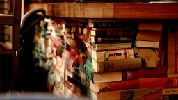 Ein Stapel Bücher im Inneren des Hutmachers