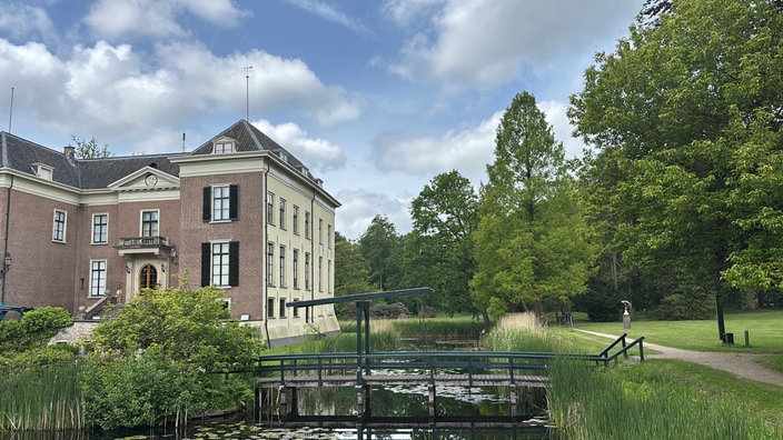 Wasserschloss Huis Doorn mit Wassergraben und Park