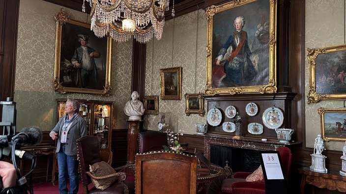 Besucherführung im Schloss Huis Doorn, alte Gemälde und viele Ausstellungsobjekte prägen die Räumlichkeiten