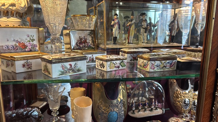 Vitrine mit Ausstellungsstücken im Schloss Huis Doorn