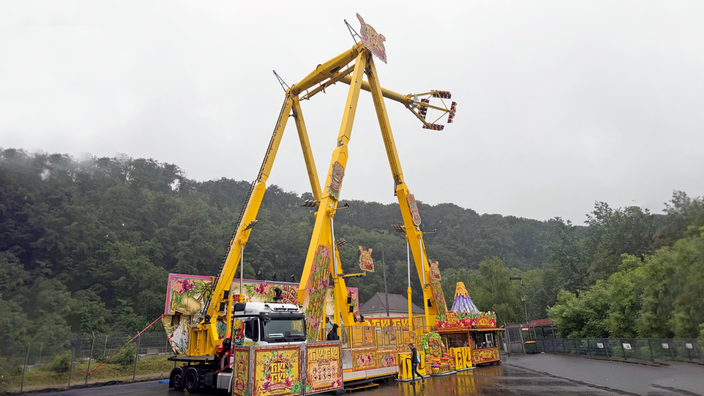 Kirmes- Fahrgeschäft (Riesenschaukel mit drehbarem Schwenkarm)