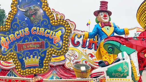 Kirmesbude Circus mit Clownsstatue