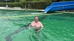 Helge Müller aus Langenberg ist der erste Gast im neuen Naturfreibad