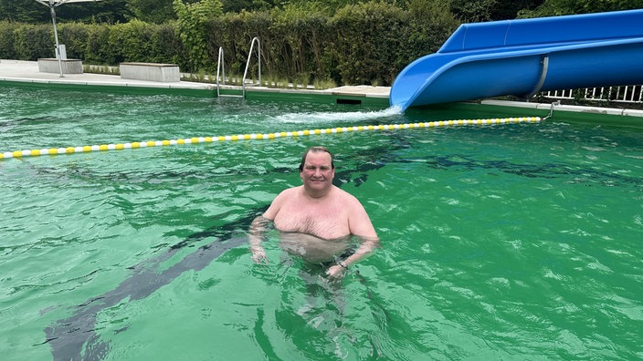 Helge Müller aus Langenberg ist der erste Gast im neuen Naturfreibad