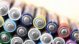 Das Bild zeigt die Pole mehrere Batterien
