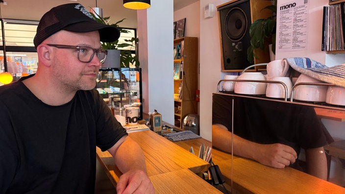 Besucher im Listening Café