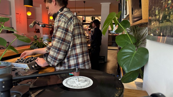 Seit zwei Jahren führt Valentin Gube ein Listening Café in Dortmund. 