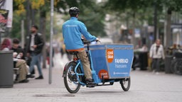 Ein Mitarbeiter der Firma "CoolBlue" transportiert Ware.