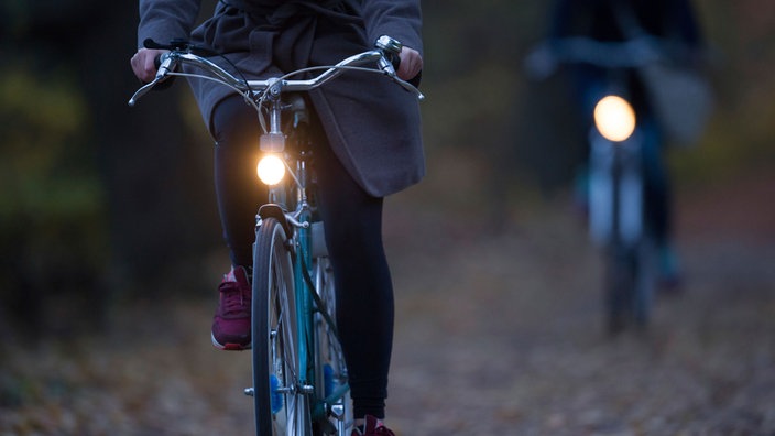 Ein Fahrrad mit Lampe
