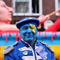 Der Künstler Jacques Tilly vor einem seiner Mottowagen am Düsseldorfer Rosenmontagsumzug 2023.