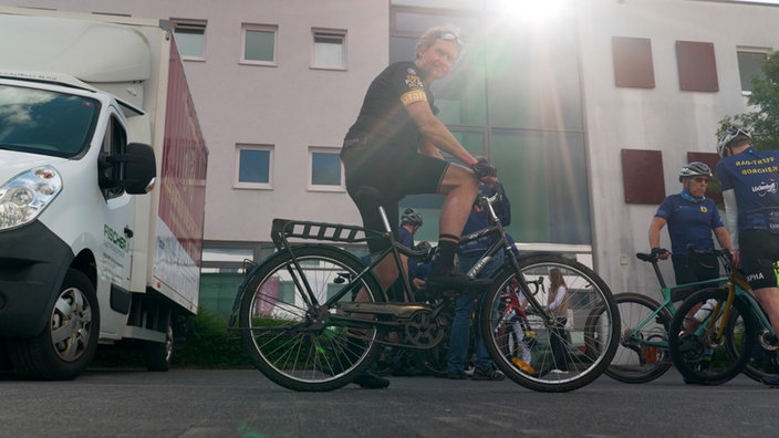 Fahrradfahrer blickt in die Kamera