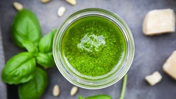 Das Bild zeigt ein Glas mit Basilikum-Pesto.