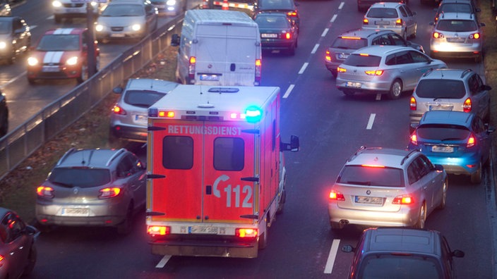 Ein Rettungsfahrzeug fährt durch eine Rettungsgasse
