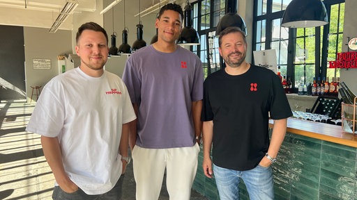 Paul Rohde, Joshua Rippelmeier und Mark Dickmann organisieren gemeinsam das erste Weinfestival in Duisburg.