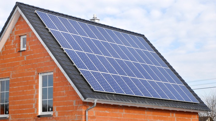 Das Bild zeigt ein Dach mit Solaranlage.