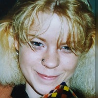Bianca Blömeke, eine junge, blonde Frau, lacht