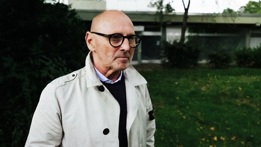 Hans-Joachim Kensbock-Rieso steht Jahrzehnte später vor der ehemaligen Sparkassen-Filiale.
