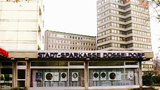 Die Filiale der überfallenen Sparkasse in Düsseldorf von außen.