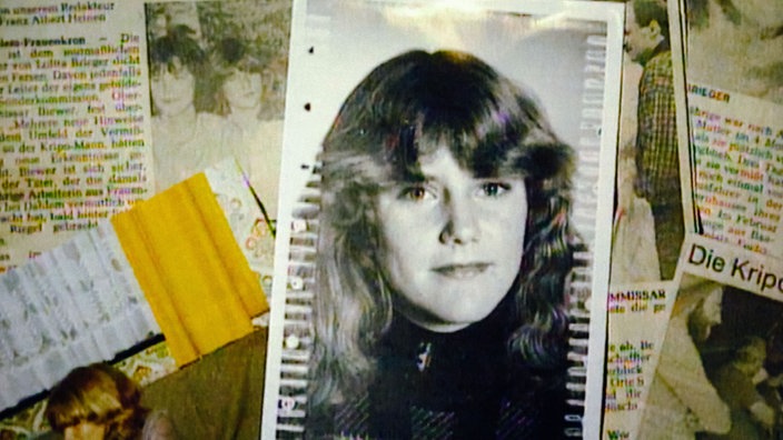 Ein Portraitfoto von Lolita Brieger in Schwarz-Weiß liegt auf alten Zeitungsartikeln.