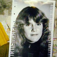 Ein Portraitfoto von Lolita Brieger in Schwarz-Weiß liegt auf alten Zeitungsartikeln.
