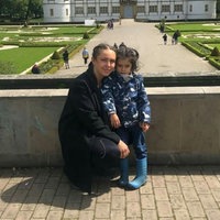 Derya Seyhun kniet neben ihrem Sohn Kian, die beiden machen vor einem Schloss ein Foto und lächeln in die Kamera.