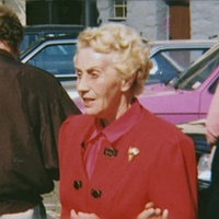 Lieselotte Hohlmann, eine ältere Frau mit blonden kurzen Haaren in einem roten Anzug