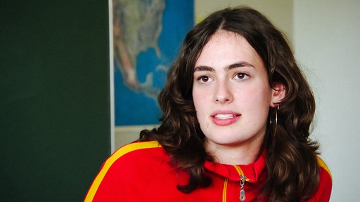 Schülerin Sarah Rexin im Klassenraum im Portrait.