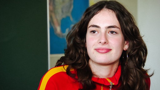 Schülerin Sarah Rexin im Klassenraum im Portrait 