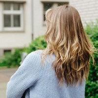 Laura Rak von hinten an einer Straße