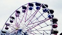 Foto von einem beleuchteten Riesenrad.
