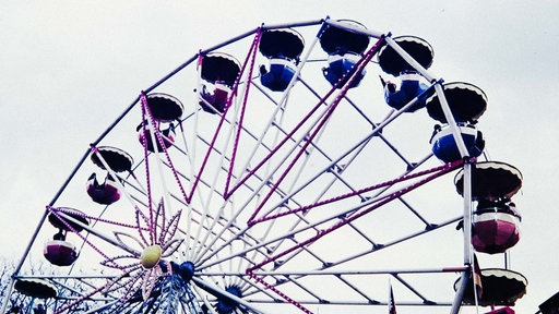 Foto von einem beleuchteten Riesenrad.