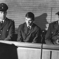 Schwarz-Weiß-Aufnahme von Jürgen Bartsch im Gerichtssaal.