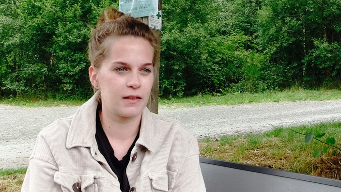 Sarah Gottwald sitzt auf einer Bank.