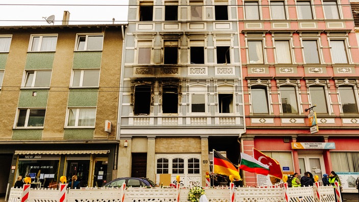Ein ausgebranntes Haus. 
