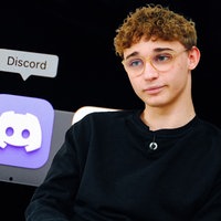 Ein Portraitfoto von Jonathan. Im Hintergrund befinden sich die Icons mehrerer Apps, darunter das von Discord.