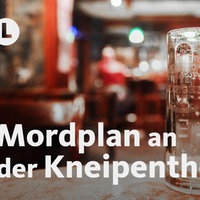 Ein leerer Bierkrug steht auf einem Tisch, im Hintergrund ist eine Kneipe von innen zu sehen