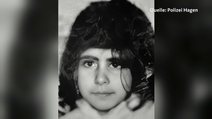 Schwarz-Weiß Bild von Zeynep, einem Mädchen mit schwarzen Haaren, rechts oben steht in weißer Schrift "Quelle: Polizei Hagen"