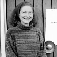 Anett Carolin Kaiser steht neben inem Schild, auf dem "Auf Wiedersehen, Ihre Anett Carolin Kaiser" steht.