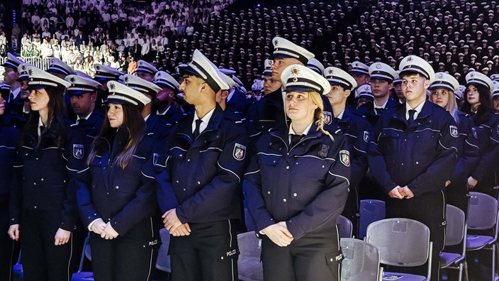Mittig im Bild stehen Ronican Sansar und Lucie Piwek bei ihrer Vereidigungsfeier.