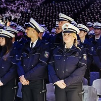 Mittig im Bild stehen Ronican Sansar und Lucie Piwek bei ihrer Vereidigungsfeier.