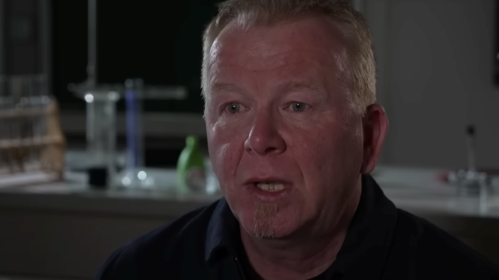Stefan Kayser sitzt im Chemieklassenzimmer 