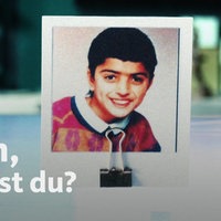 Ein quadratisches Polaroid-Bild von dem jugen Emin der in die Kamera lächelt. Davor erhebt sich ein Text, dort steht: "Emin, wo bist du?"