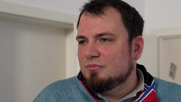 Das Bild zeigt Tobias Nix. Er arbeitet im Versicherungsbüro, als Mark S. dorthin flüchtet