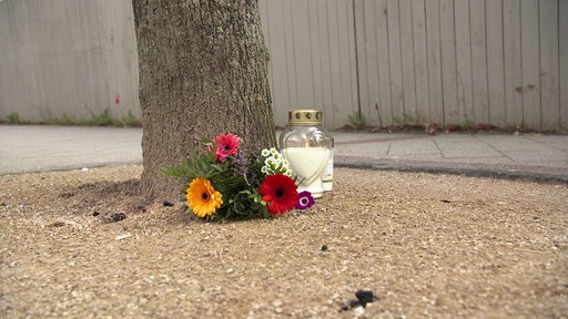 Nach einem tödlichen Verkehrsunfall in Kleve im März 2024 wurden an einem Baum am Unfallort Blumen niedergelegt und Kerzen aufgestellt