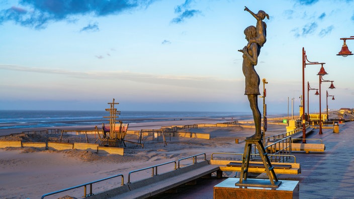 Strandpromenade des belgischen Ortes De Haan
